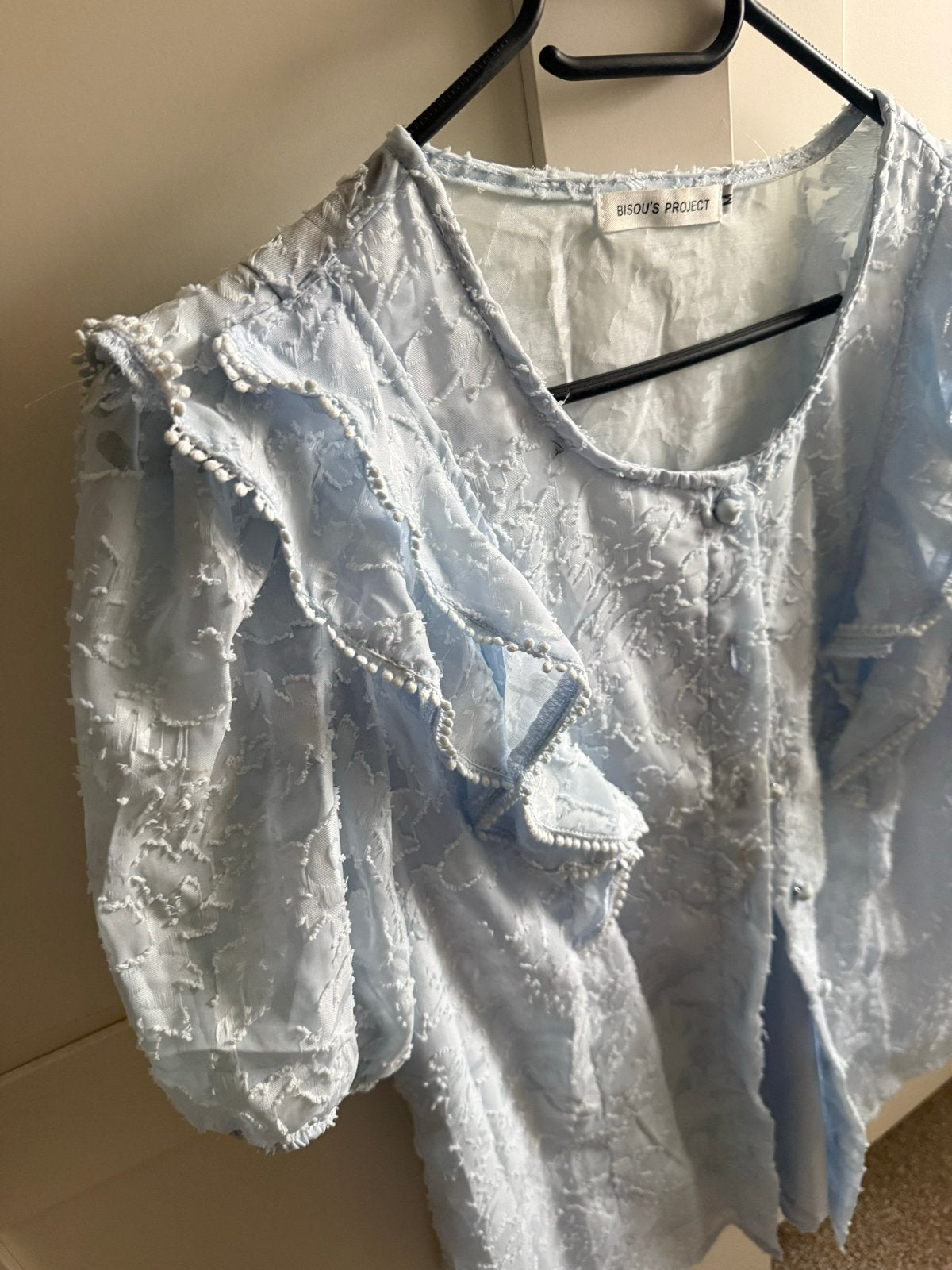 Lichtblauwe blouse met ruches en textuur, Verzenden, Zo goed als nieuw, Maat 38/40 (M), Blauw