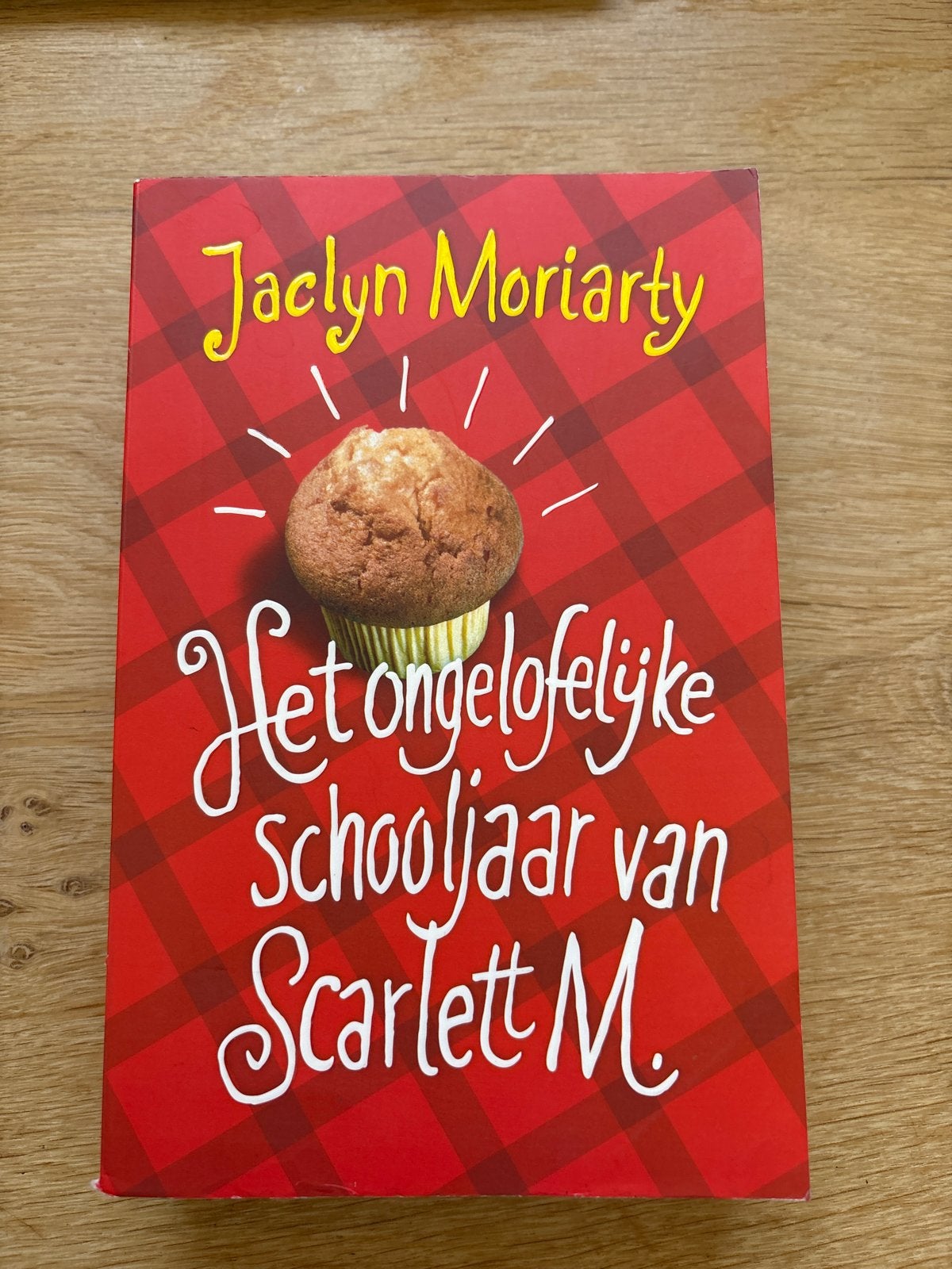 J. Moriarty - Het ongelooflijke schooljaar van Scarlett M., Ophalen of Verzenden, Zo goed als nieuw, J. Moriarty