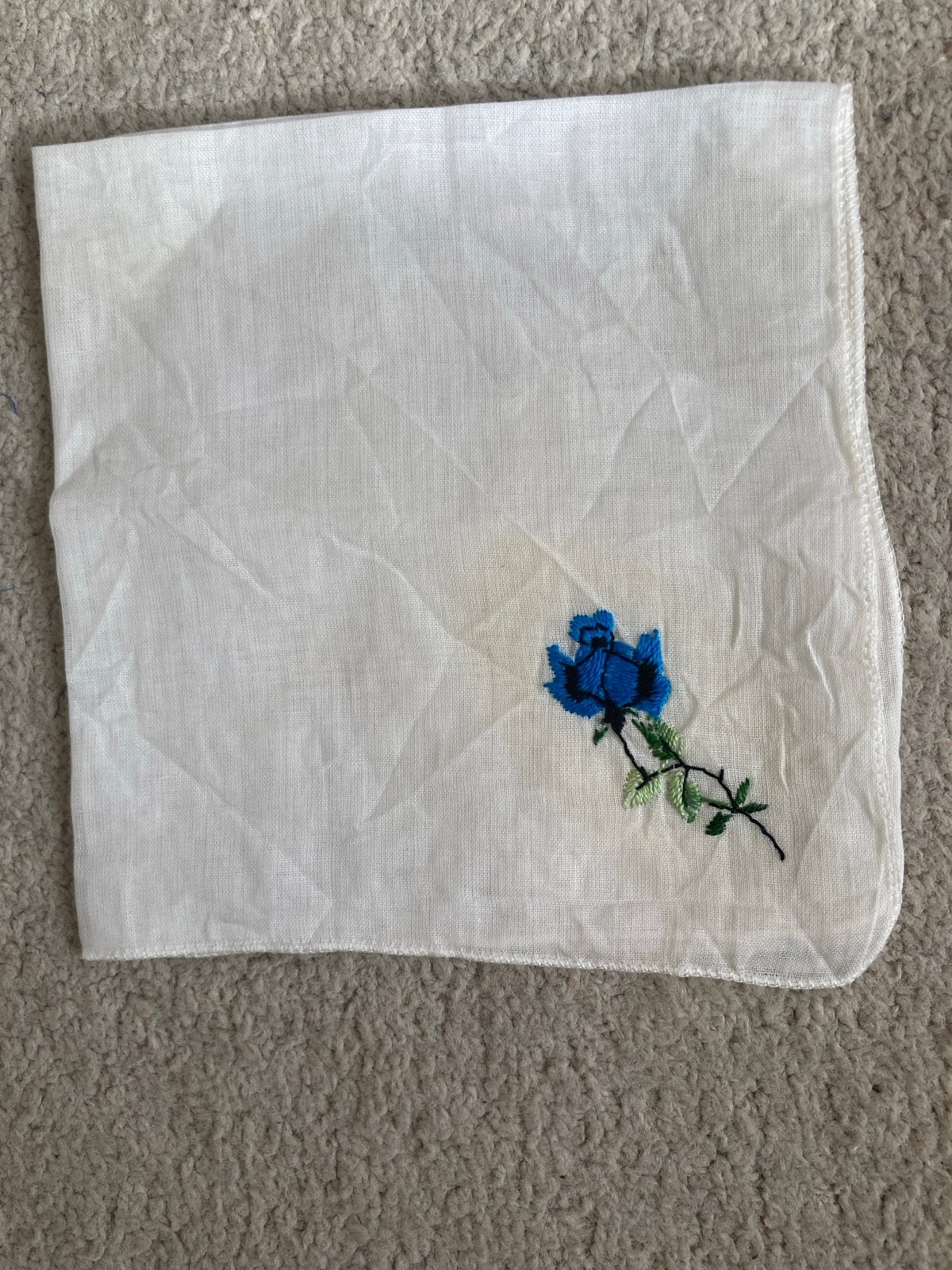 Vintage zakdoek met geborduurde blauwe roos, Antiek en Kunst, Ophalen of Verzenden