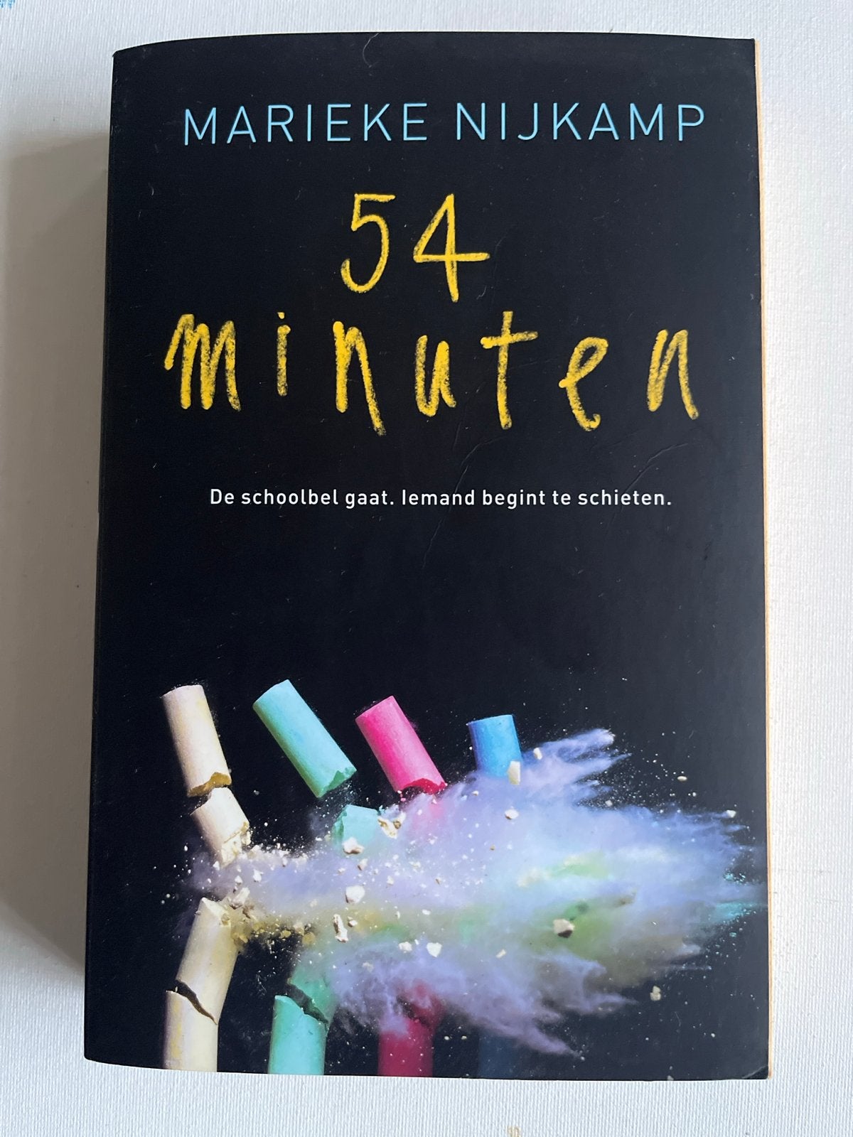 54 Minuten - Marieke Nijkamp (Young Adult Thriller), Ophalen of Verzenden, Zo goed als nieuw, Fictie