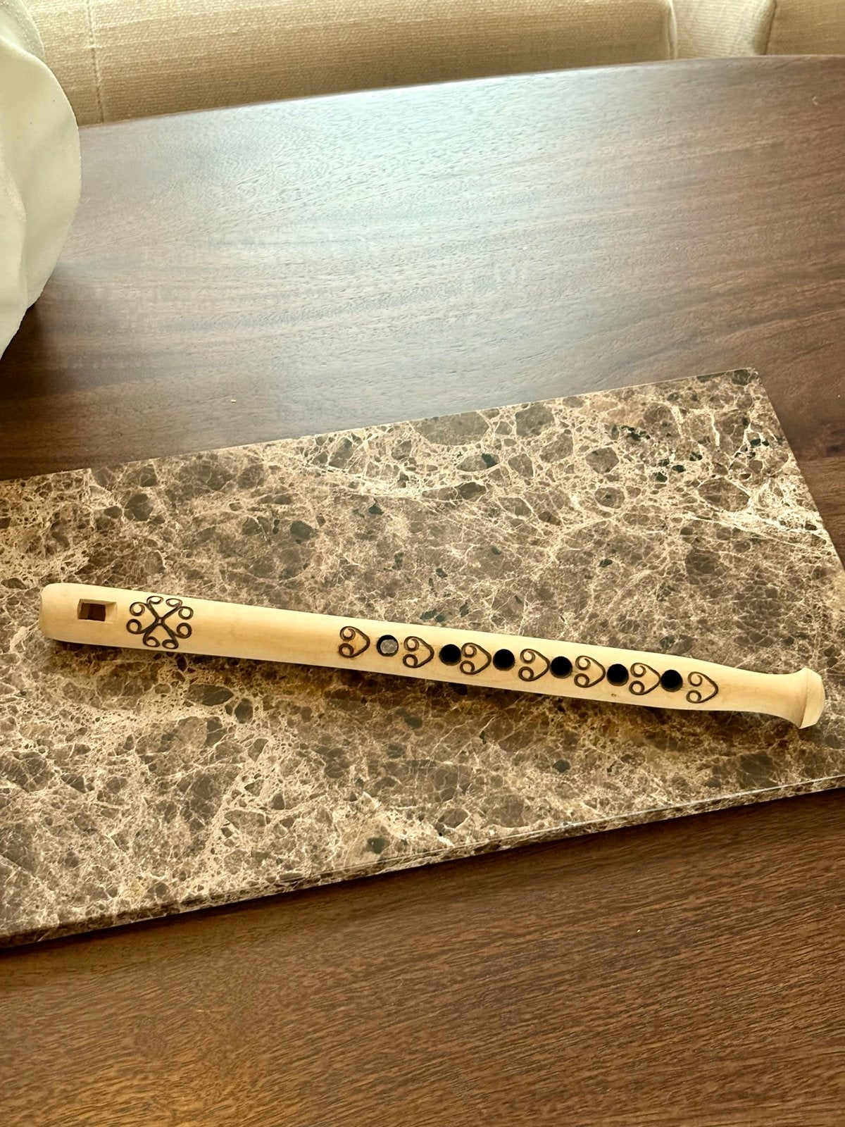 Oost Europese houten fluier, handgebrande decoratie, 6 gaten, Muziek en Instrumenten, Ophalen of Verzenden, Zo goed als nieuw