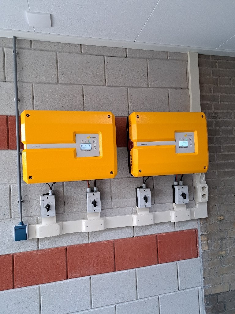 Centro Solar omvormer, 2 stuks voor zonnepanelen., Zonne-energie, Gebruikt, Overige typen, Ophalen of Verzenden