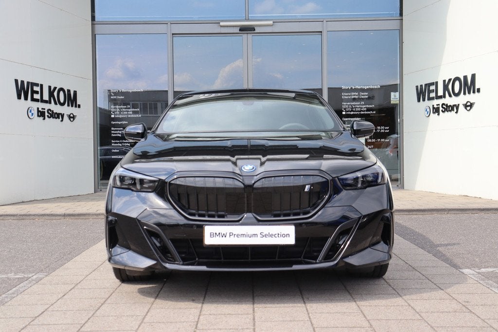 BMW i5 eDrive40 M Sport / Trekhaak / Achteruitrijcamera / Ad, 2095 kg, Achterwielaandrijving, Zwart, Met garantie (alle)
