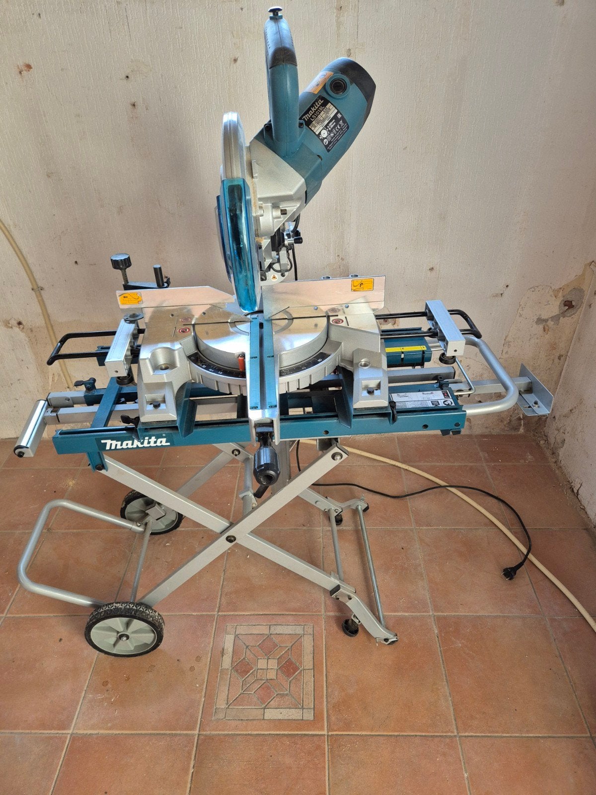 Makita Afkortzaag met onderstel, Ophalen, 70 mm of meer, Zo goed als nieuw, Makita
