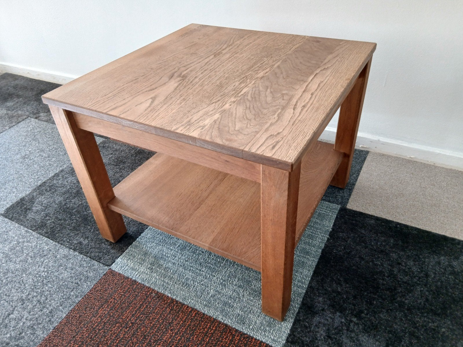 gratis Stevige kleine bijzettafel van hout, Ophalen, Gebruikt, 50 tot 100 cm, Vierkant