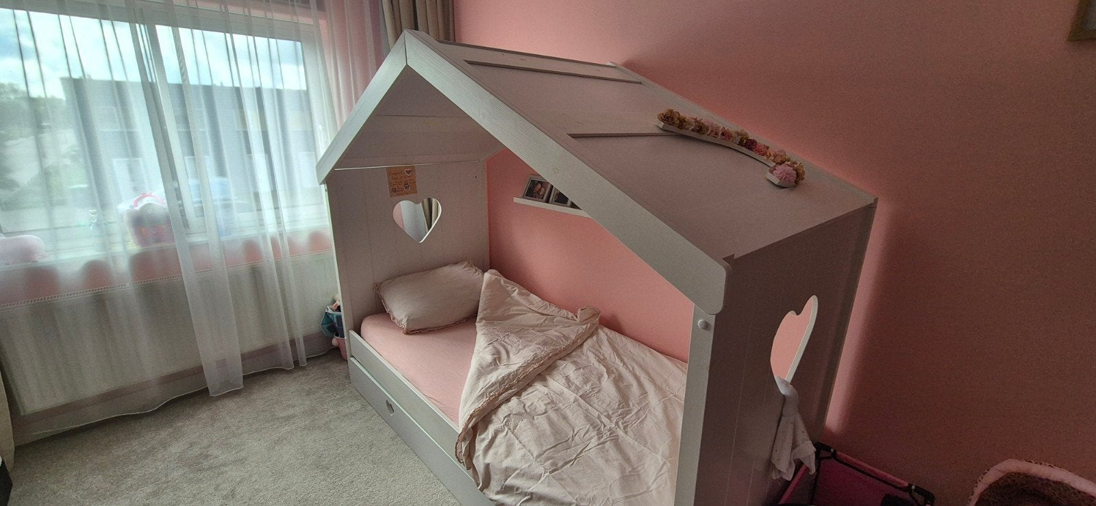 Amori huisbed wit met hart 90x200 inclusief uitschuifbed, Lattenbodem, 85 tot 100 cm, Ophalen of Verzenden, Zo goed als nieuw