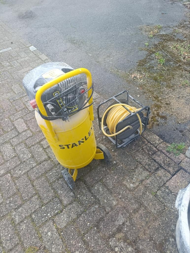 Stanley Compressor met luchtslang en blaaspistool, Gebruikt, 6 tot 10 bar, Ophalen of Verzenden, Minder dan 200 liter/min