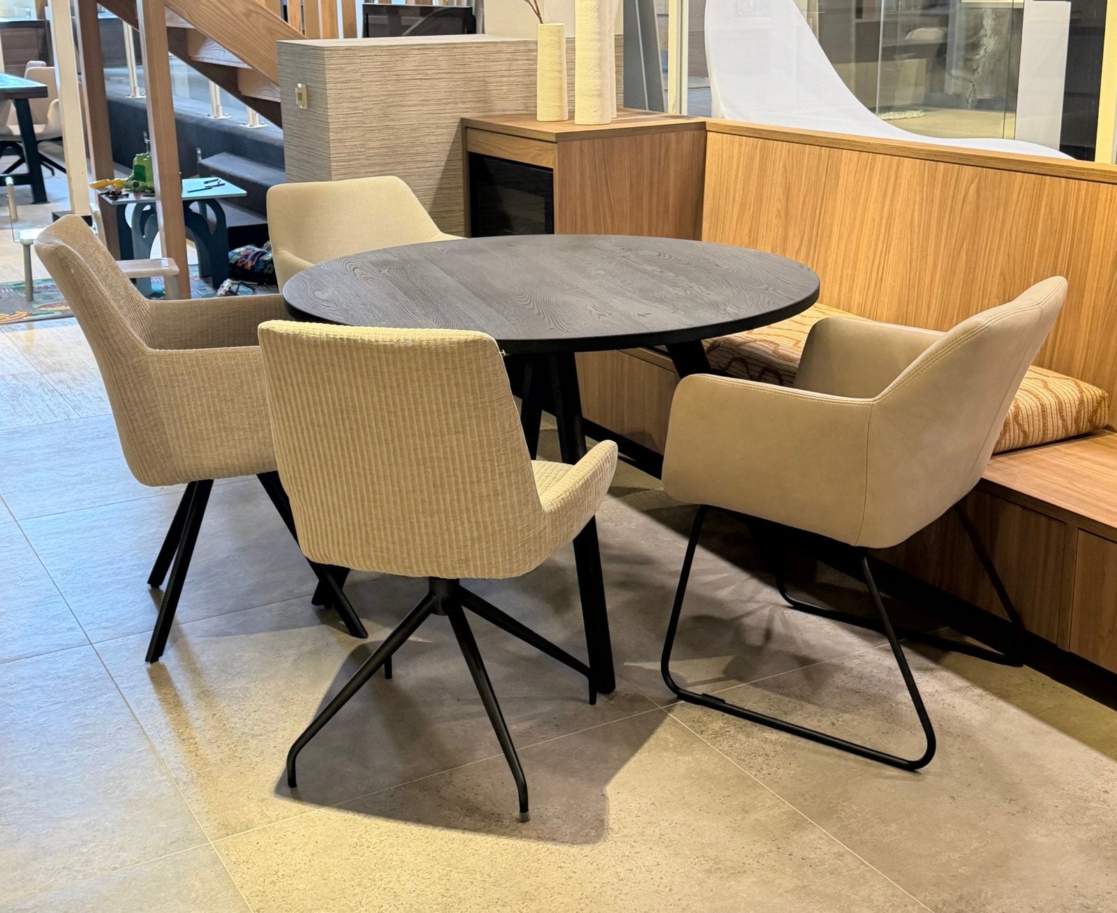 4 showroomstoelen nouvion, Ophalen, Zo goed als nieuw, 75 m² of meer