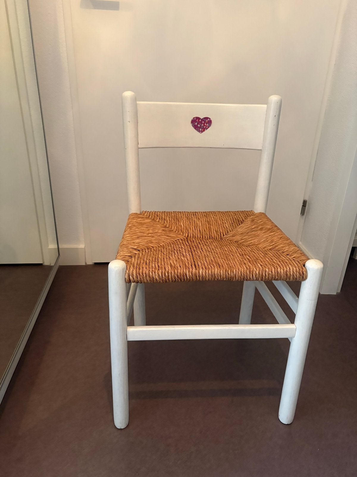 Witte kinderstoel met rieten zitting en hartje, Ophalen