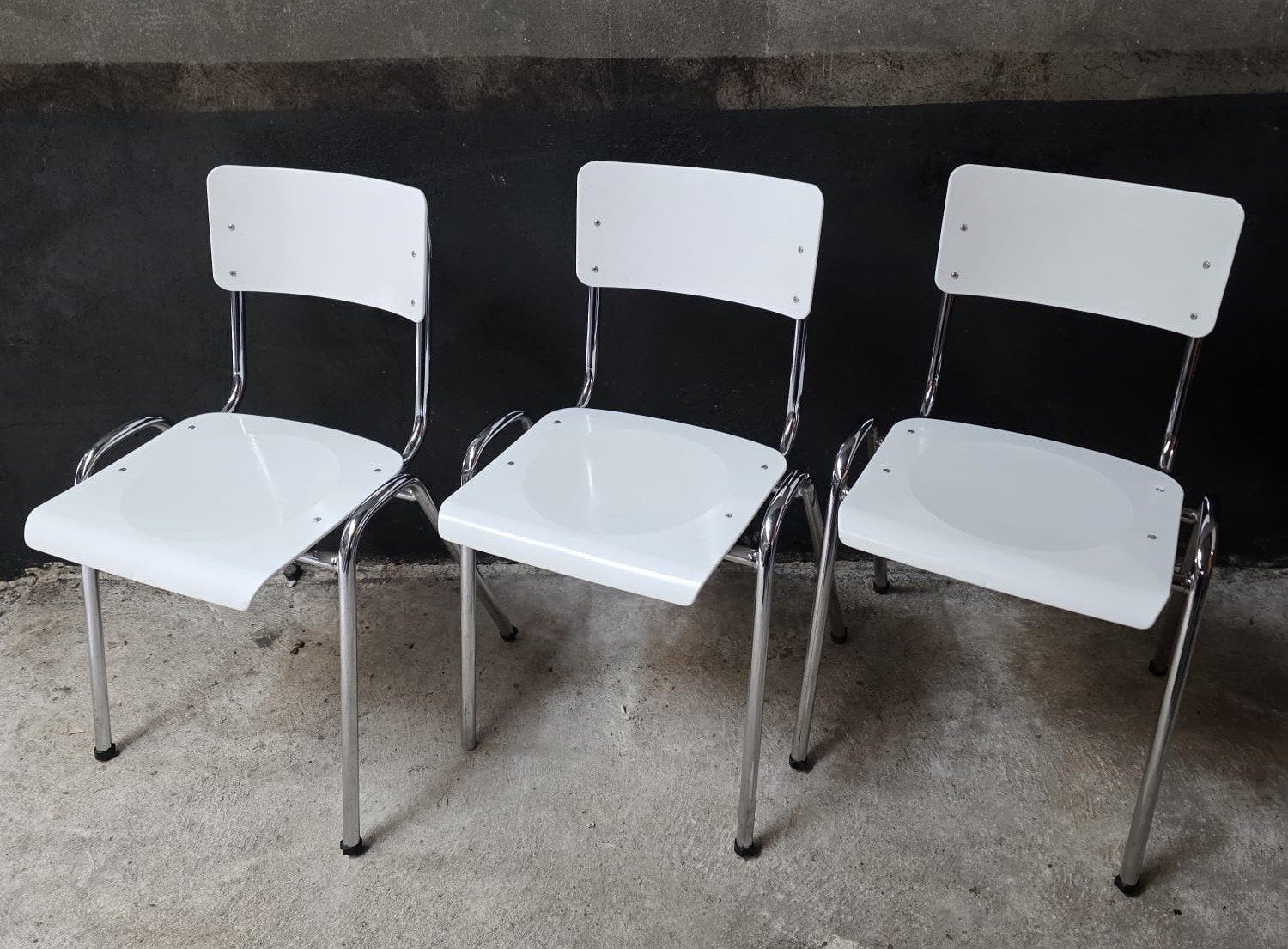 138 x Schoolstoelen wit Zuiver kantine stoelen horeca cafe, Kunststof, Wit, Ophalen of Verzenden, Zo goed als nieuw