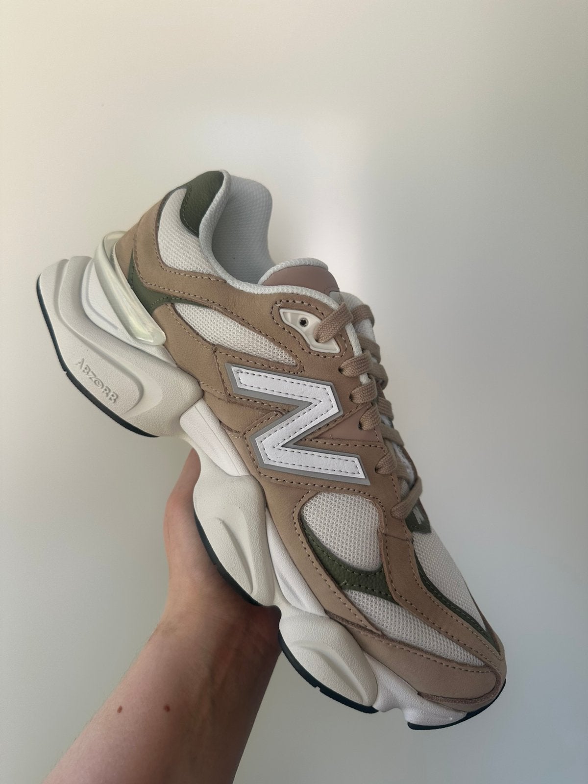 New Balance U90606BI Mindful Grey/Dark Olivine maat 44 nieuw, Kleding | Heren, Schoenen, Ophalen, Nieuw, Overige kleuren