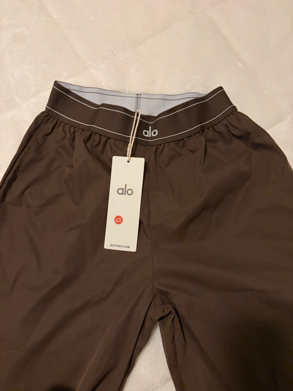 Alo Yoga bruine broek met wijde pijpen, Maat 38/40 (M), Bruin, Nieuw, Ophalen of Verzenden