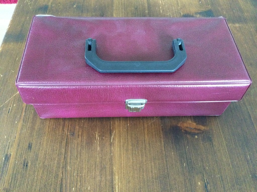 Koffertje voor 12 cassettebandjes jaren 80, bordeauxrood, Cd's en Dvd's, Cassettebandjes, 2 t/m 25 bandjes, Overige genres, Ophalen of Verzenden