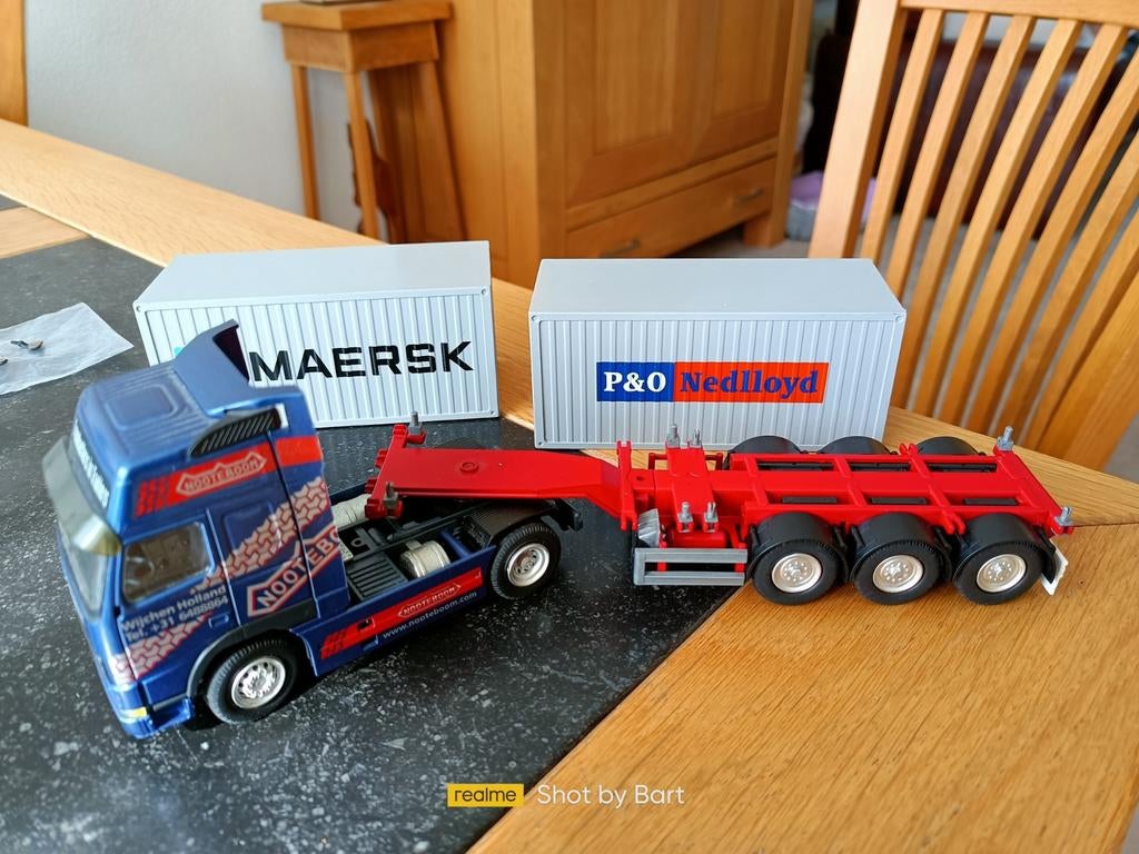 VOLVO FH16 NOOTEBOOM EN MULTI CHASSIS CONRAD, Hobby en Vrije tijd, Modelauto's | 1:50, Ophalen of Verzenden, Zo goed als nieuw