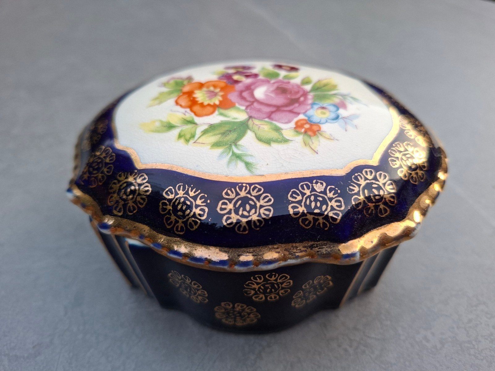 Oftriart Porseleinen Sierdoosje met Bloemen - Antiek/Vintage, Ophalen of Verzenden
