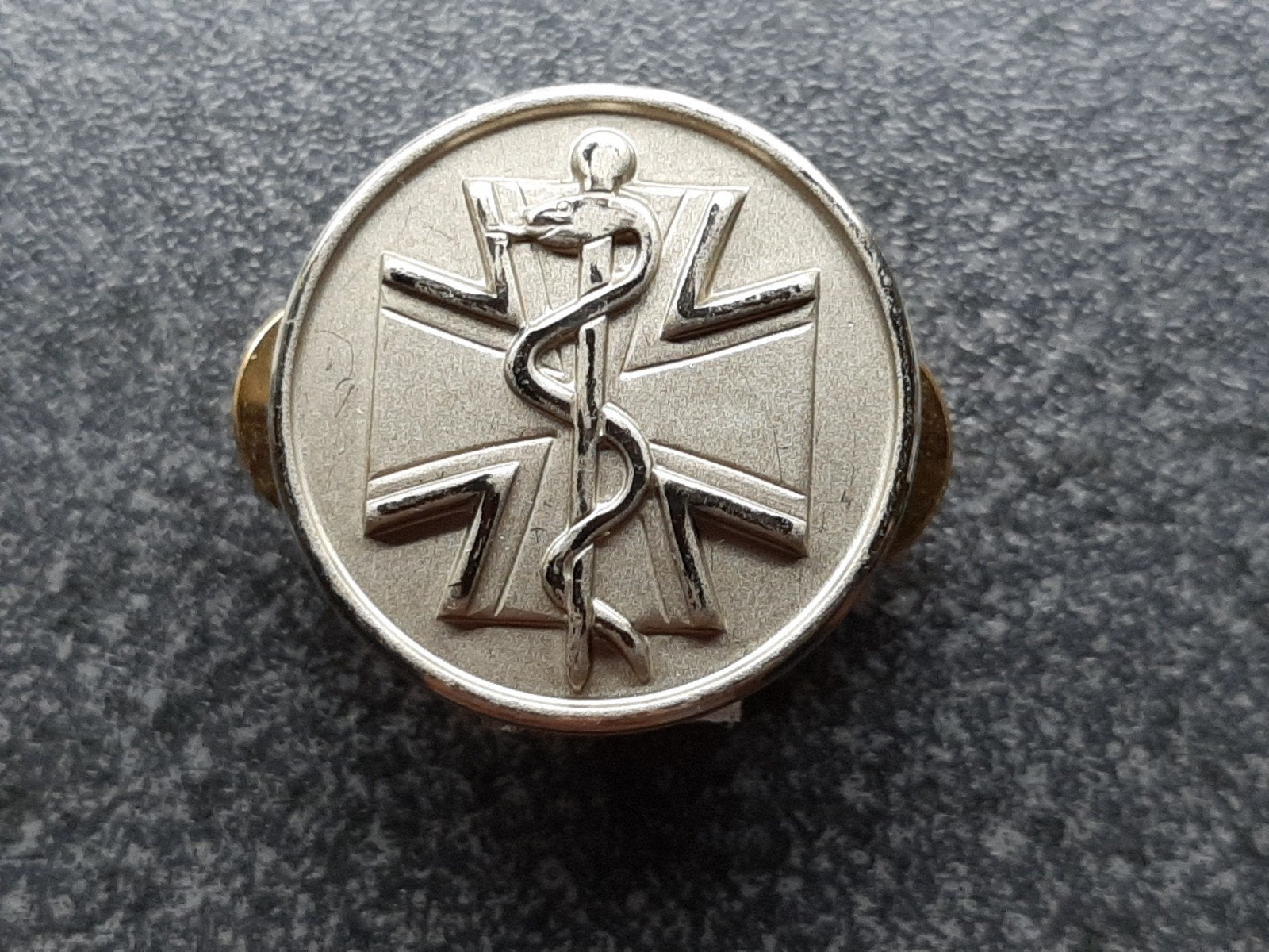 Duitsland  - Bundeswehr  Sanitäts  Abzeichen/ 23 mm.rond, Ophalen of Verzenden, Landmacht, Duitsland, Embleem of Badge