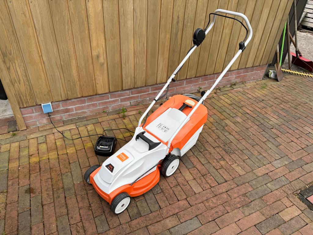 Stihl RMA 235 Accu Grasmaaier met Accu en Lader, Ophalen, Cirkelmaaier, Gebruikt, Accu-grasmaaier