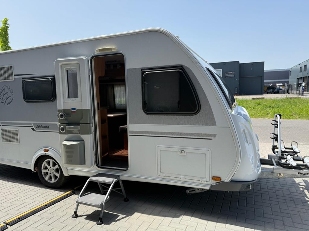 Knaus Südwind 580 QS (2015) – Zeer compleet & instapklaar!, Caravans en Kamperen, Caravans, Mover, Vast bed, Rondzit, Particulier