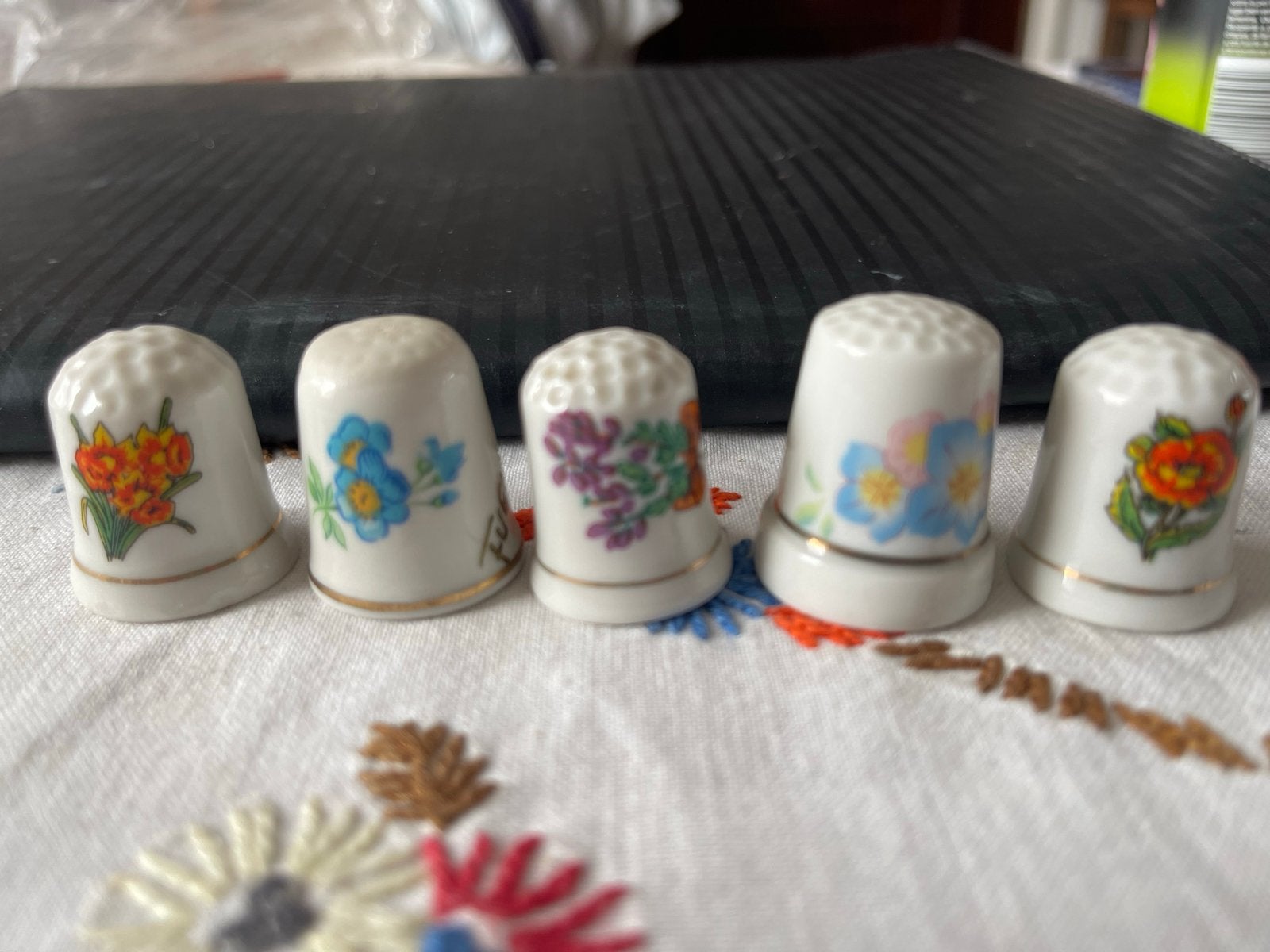 Set van 5 Porseleinen Vingerhoeden met Bloemenmotief, Ophalen of Verzenden, Zo goed als nieuw, Porselein, Nederland