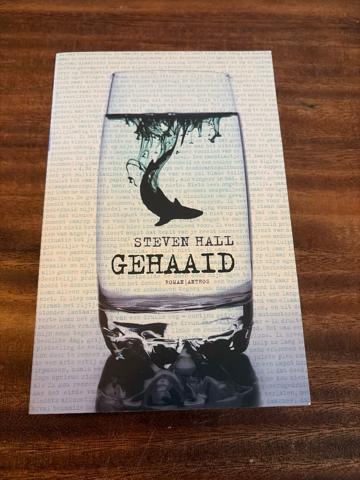 Gehaaid - Steven Hall (Zo goed als nieuw) - V2, Ophalen of Verzenden, Zo goed als nieuw, Nederland