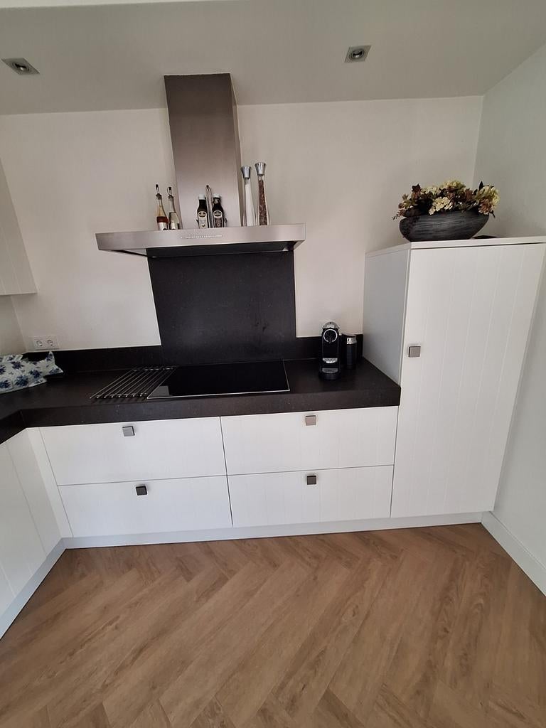 Moderne witte hoekkeuken met donker werkblad, Wit, Hoekkeuken, Ophalen of Verzenden, Zo goed als nieuw