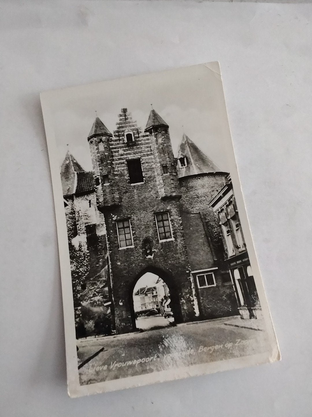 Oude Ansichtkaart: Lieve Vrouwenpoort, Bergen op Zoom, Ophalen of Verzenden, 1920 tot 1940, Gelopen, Noord-Brabant