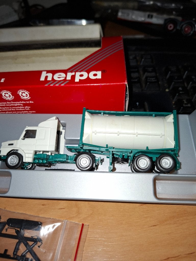 Herpa Scania 142H silocontainer, Ophalen of Verzenden, Zo goed als nieuw, Bus of Vrachtwagen, Herpa