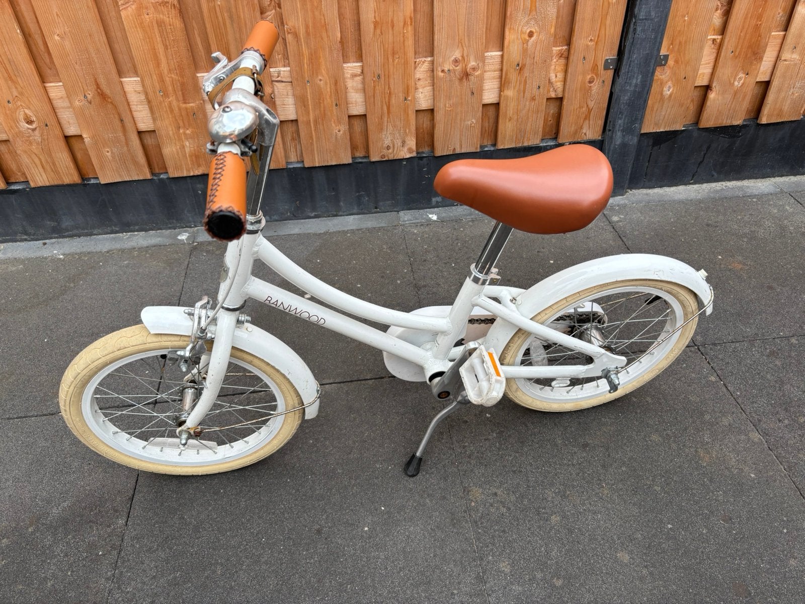 Mooie Banwood kinderfiets wit!, Fietsen en Brommers, Fietsen | Kinderfietsjes, Ophalen, Zo goed als nieuw, 16 tot 20 inch, Zijwieltjes