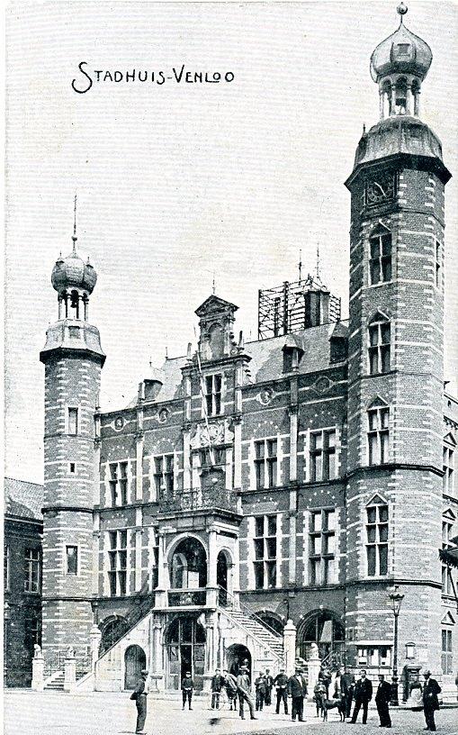 Venlo Stadhuis met volk, Verzamelen, Ansichtkaarten | Nederland, Ophalen of Verzenden, Voor 1920, Ongelopen, Limburg