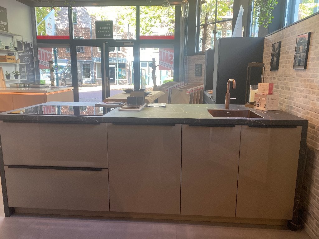 Showroom keuken eiland met kastenwand NIEUW, Nieuwehaven 143, Overige typen, Nieuw, Kunststof