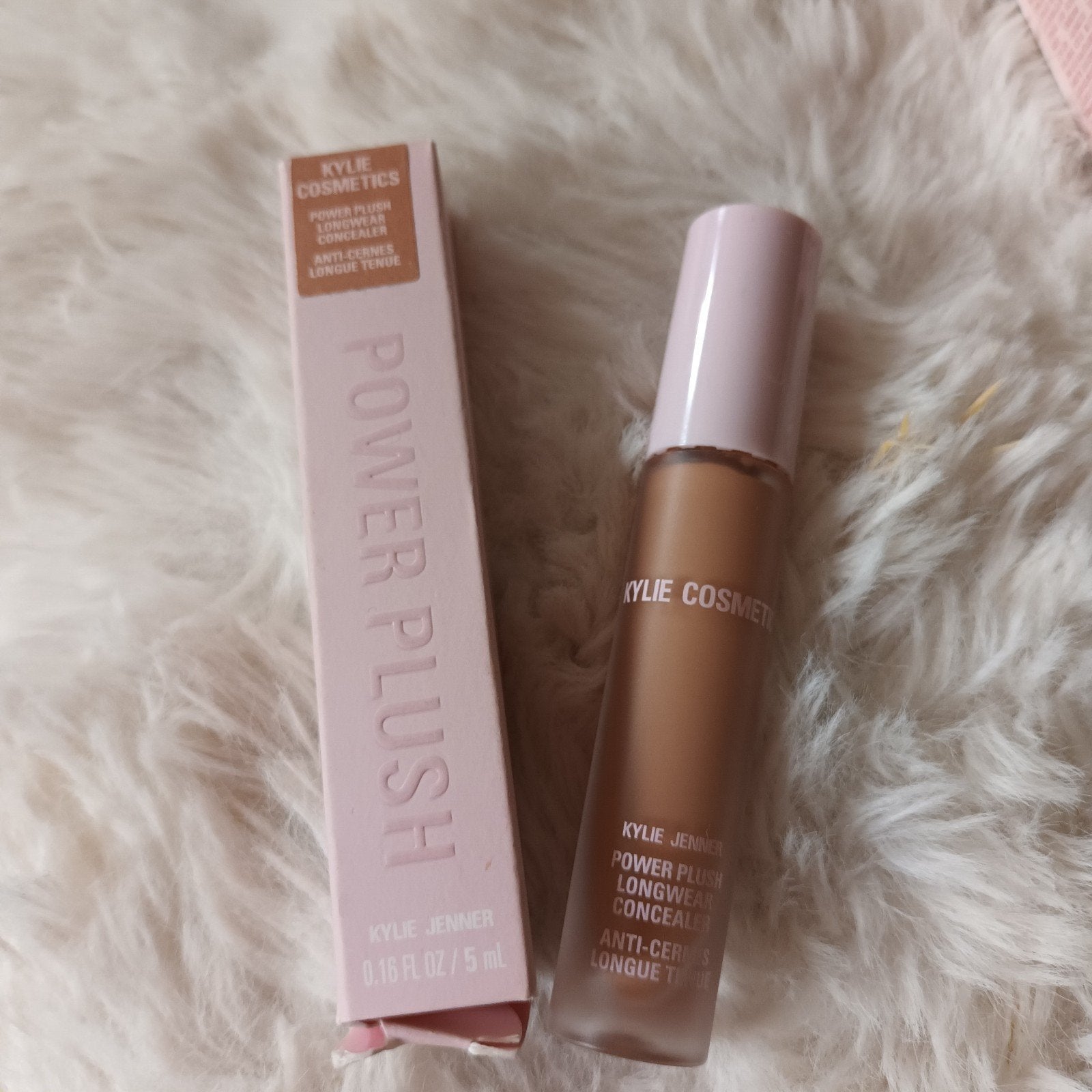 KYLIE JENNER longwear consealer...nieuw, Ophalen of Verzenden, Nieuw, Gehele gezicht