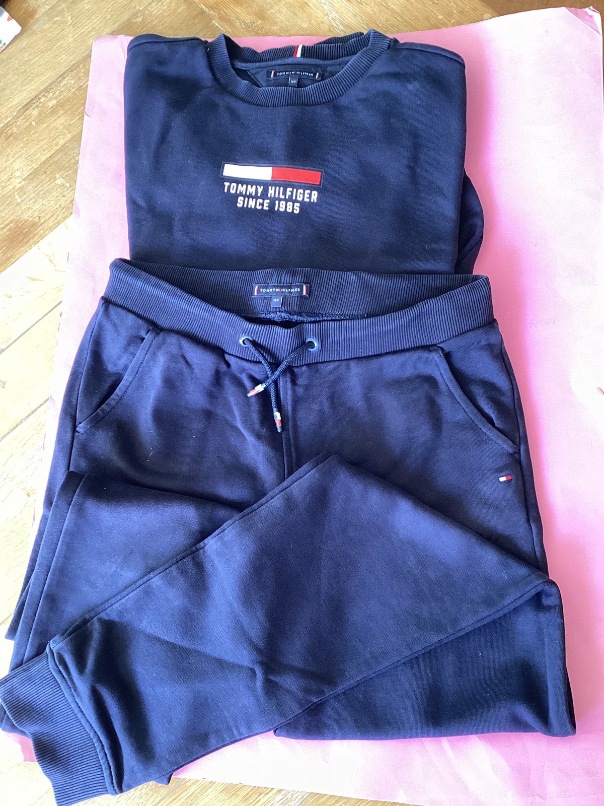 Vt pak ( swaeter en joggingbroek) Tommy Hilfiger, Ophalen of Verzenden, Jongen