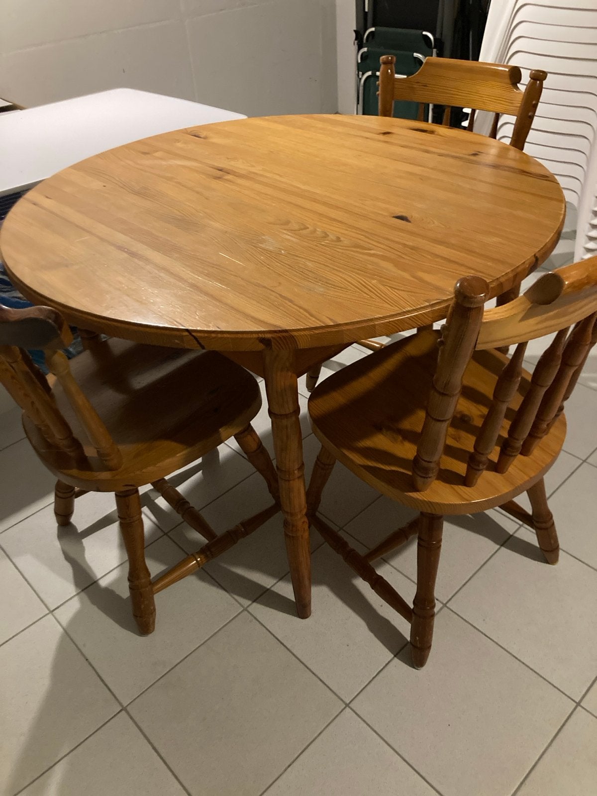 Ronde tafel met 3 stoelen gratis, Huis en Inrichting, Tafels | Eettafels, Ophalen, Gebruikt, Rond, 100 tot 150 cm