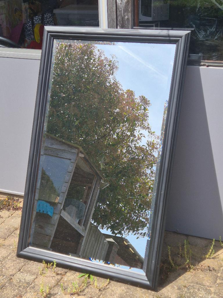 Grote zwarte spiegel 110x70 cm – moderne uitstraling, Huis en Inrichting, Ophalen, 100 tot 150 cm, Zo goed als nieuw, Rechthoekig