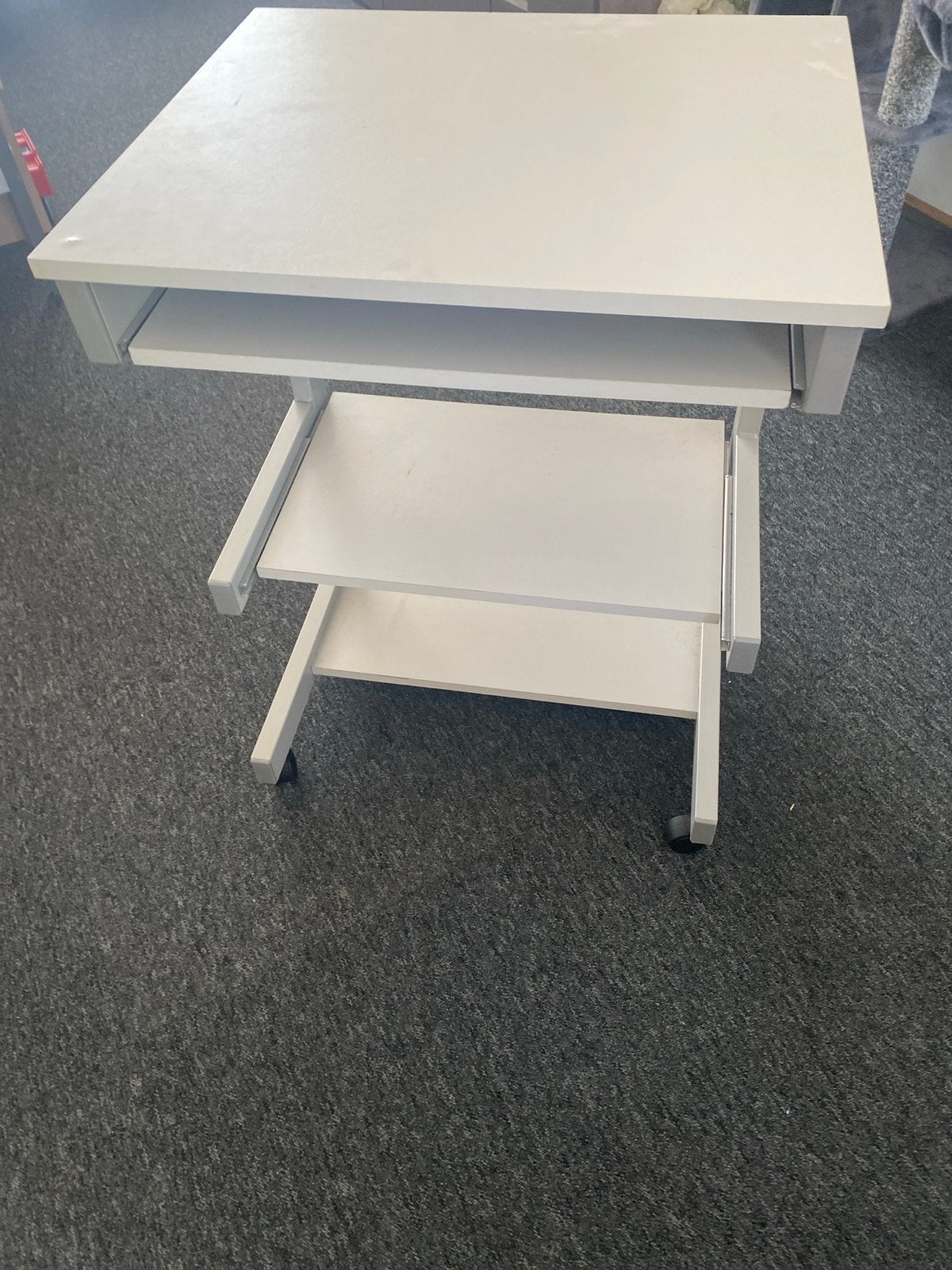 Verrijdbaar bijzettafeltje met uitschuifbaar toetsenbordblad, Ophalen, Overige materialen, Gebruikt, 70 tot 120 cm