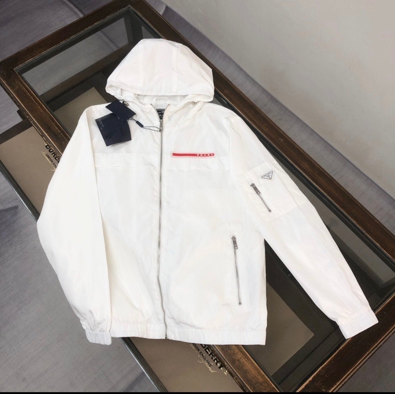 Prada windjack wit met capuchon - Nieuw met labels, Kleding | Dames, Verzenden, Nieuw, Maat 38/40 (M), Wit