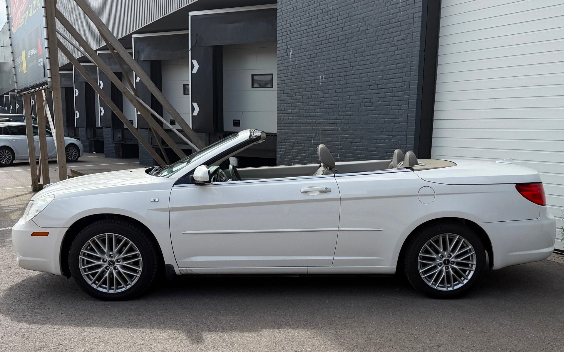 Chrysler Sebring 2.7i V6 Touring Convertible AUTOMAAT/LEDER/, Auto's, Chrysler, 450 kg, Gebruikt, Beige, Cabriolet