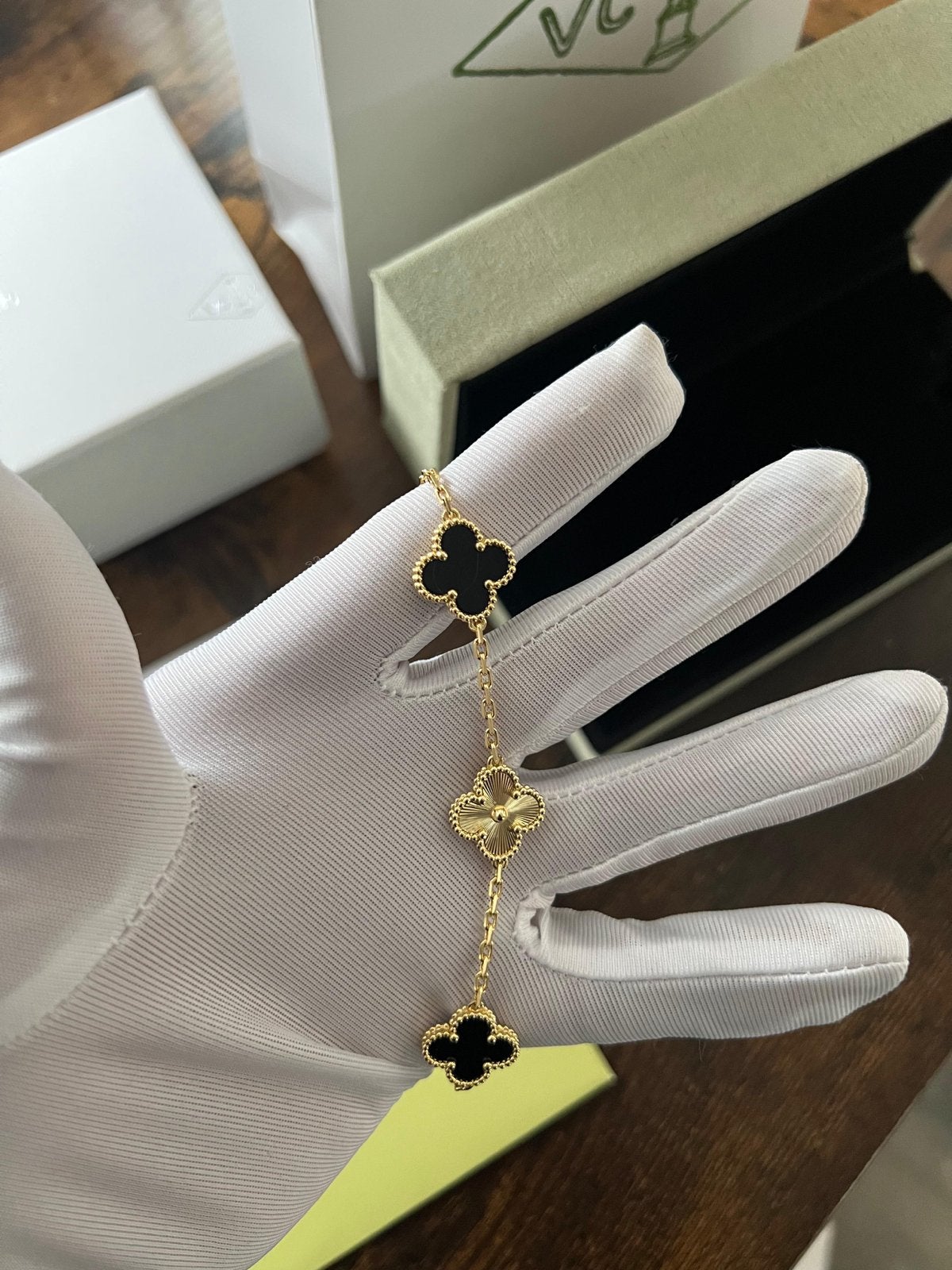 Van Cleef & Arpels Armband Zwart Goud, Zwart, Ophalen of Verzenden, Zo goed als nieuw, Met bedels of kralen