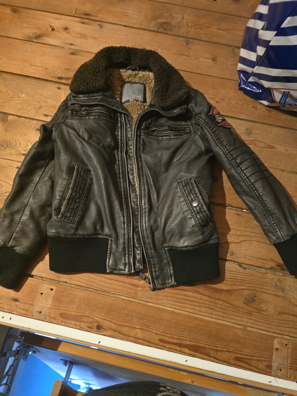 Stoere JBC kinder jas, lederlook, maat 128, JBC, Ophalen of Verzenden, Zo goed als nieuw, Jongen