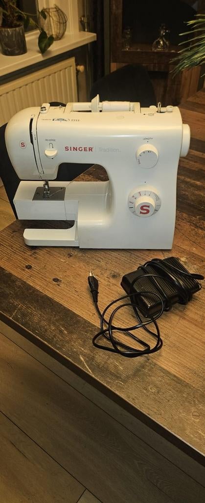 Naaimachine Singer Tradition 2250, Hobby en Vrije tijd, Ophalen, Zo goed als nieuw, Naaimachine, Singer