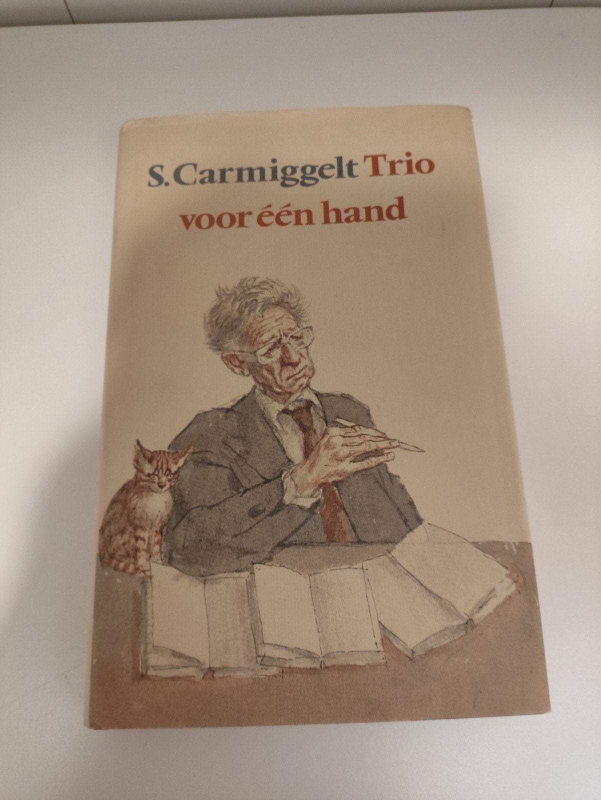 S. Carmiggelt - Trio voor één hand (1986), Boeken, Ophalen of Verzenden, Gelezen, S. Carmiggelt, Nederland