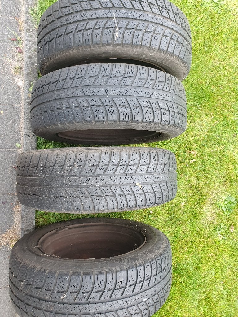 4 winterbanden ford focus 4/5 mm profiel michelin, Auto-onderdelen, Banden en Velgen, Ophalen, 16 inch, Band(en), 205 mm