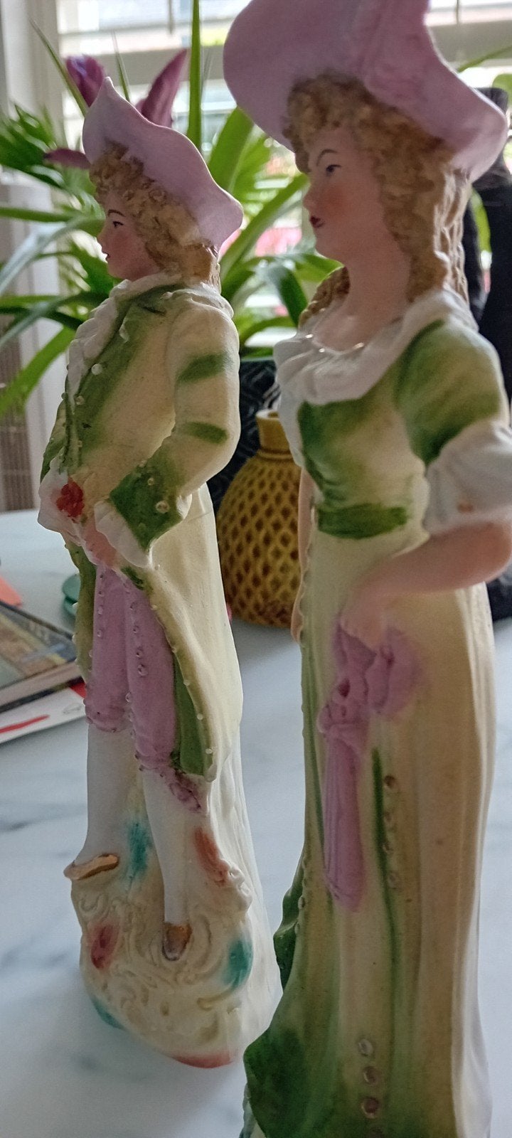 Duo porseleinen beeldjes: Man en Vrouw in Historische Kledij, Ophalen, Zo goed als nieuw, Mens