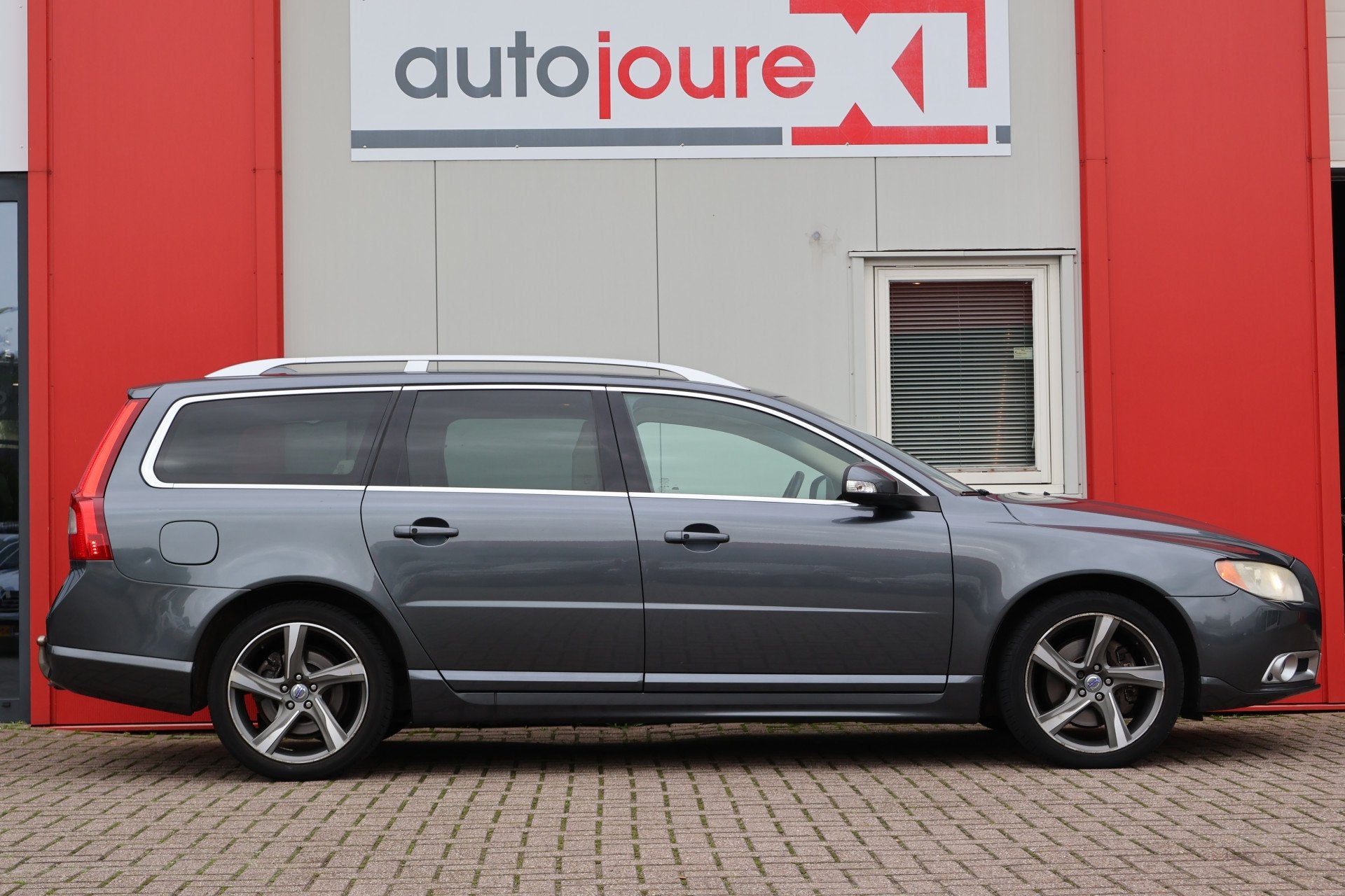 Volvo V70 2.4 D5 AWD Summum | Leder | 5-Cilinder | Schuifdak, Euro 5, Gebruikt, Beige, 197 €/maand