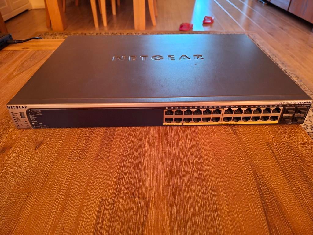 NETGEAR ProSafe GS724TPS Gigabit Smart Switch 24 PoE, Computers en Software, Netwerk switches, Gebruikt, Ophalen