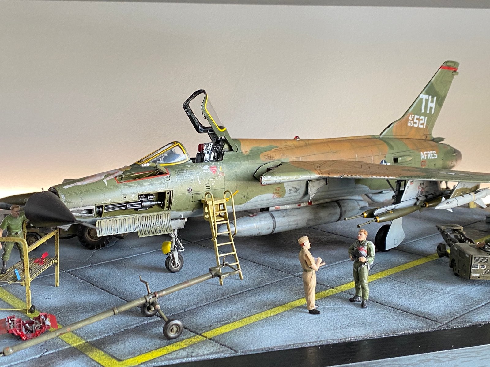 F-105d thunderchief republic Diorama 1/48, Ophalen, Zo goed als nieuw, Groter dan 1:72, Overige merken