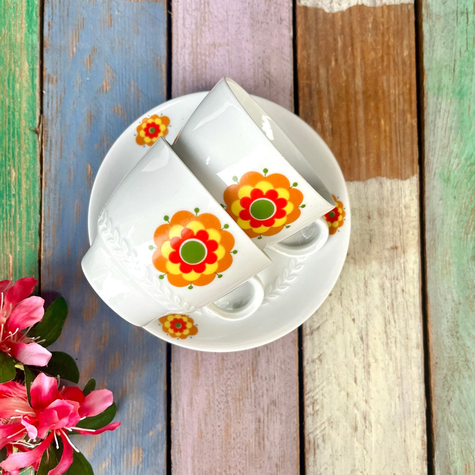 Set vintage kop en schotels met oranje gele bloemen retro, Gebruikt, Overige merken, Vintage, Ophalen of Verzenden