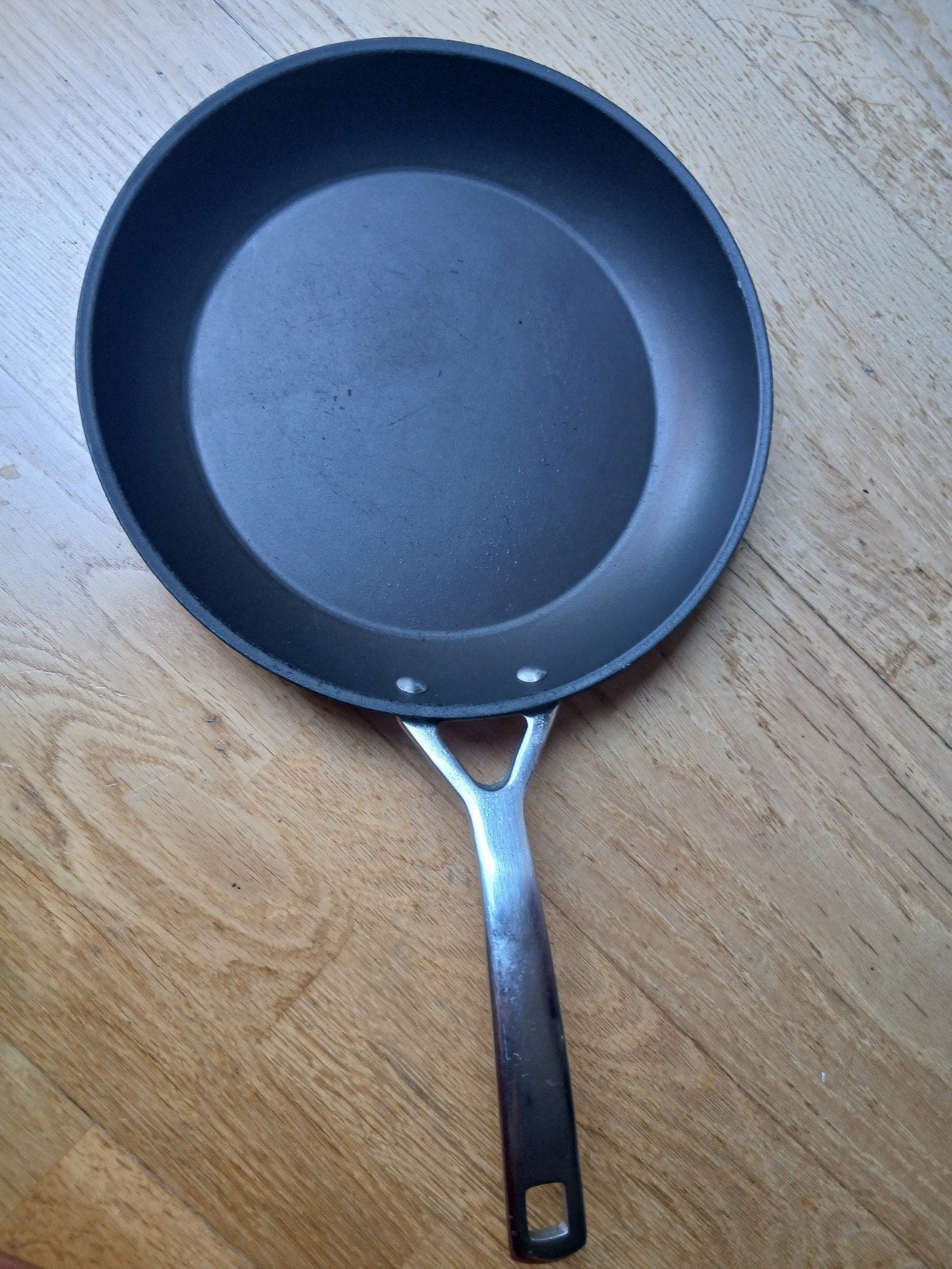 Le Creuset Koekenpan - 28cm les forgees, Gebruikt, Antiaanbaklaag, Gietijzer, Le Creuset