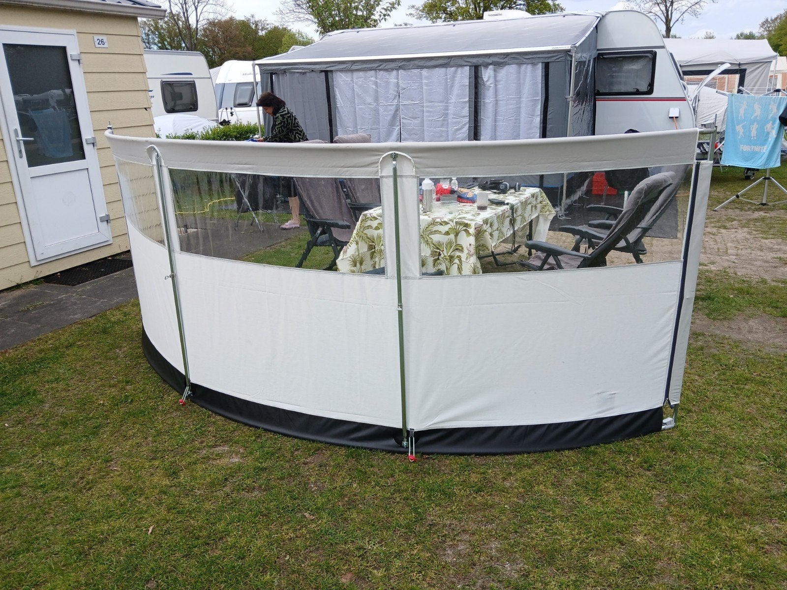 Gebogen windscherm ESVO Mistral 395 met 3 smalle ramen, Ophalen, Gebruikt