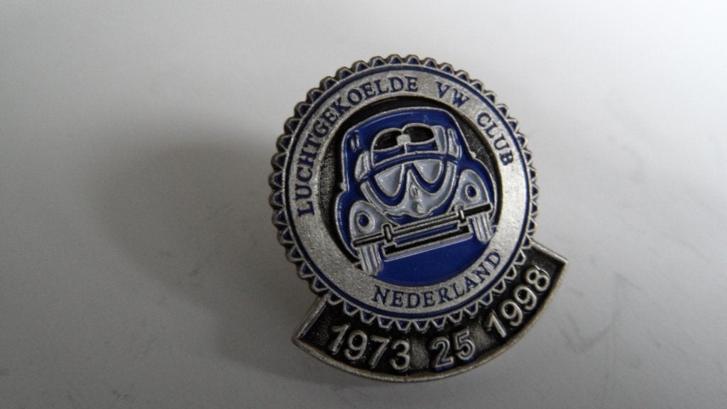 Volkswagen Luchtgekoelde VW Club Nederland speld, 1973-1998, Verzamelen, Verzenden, Gebruikt, Merk, Speldje of Pin